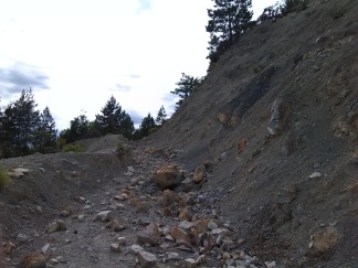 Puget-Théniers DFCI Charessas aval amont rochers sur piste 2