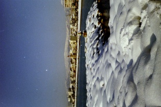 Digue du port du Cros, église et plage sous la neige