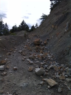 Puget-Théniers DFCI Charessas aval amont rochers sur piste