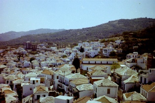 Les belles maisons blanches de Skópelos, mer Égée