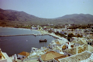 Vue panoramique sur le petit port de Skópelos, île de la mer Égée