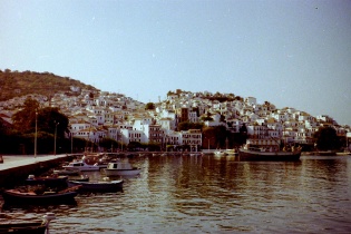 Port et village de Skópelos, île de l’archipel des Sporades en mer Égée