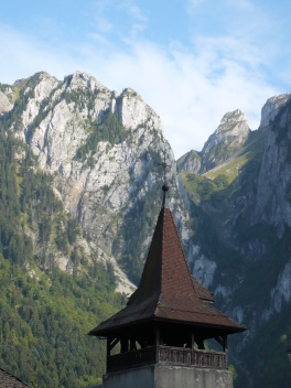 Église de Novel avec montagnes en arrière-plan