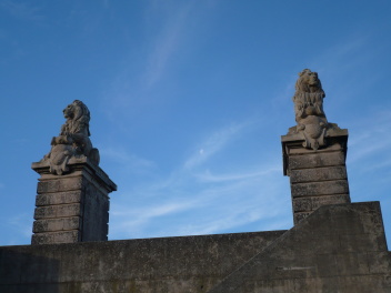 Les lions de l’ancien pont en amont d’Arles